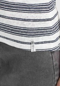 Khujo T-shirts T-shirt MATAMA Femme Marine / Blanc 15 Khujo T-shirts T-shirt MATAMA Femme Marine / Blanc -Khujo Soldes Magasin 7d0781c23b99276cbdc5cda4a029bb26